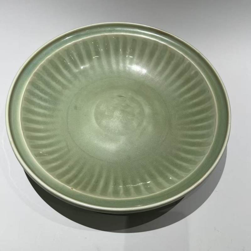 明代 龙泉窑青釉菊瓣盘 - 图2