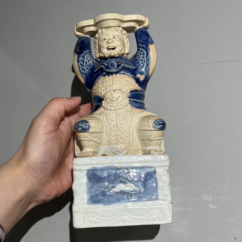 元代 青花露胎人物灯台一对 - 图7