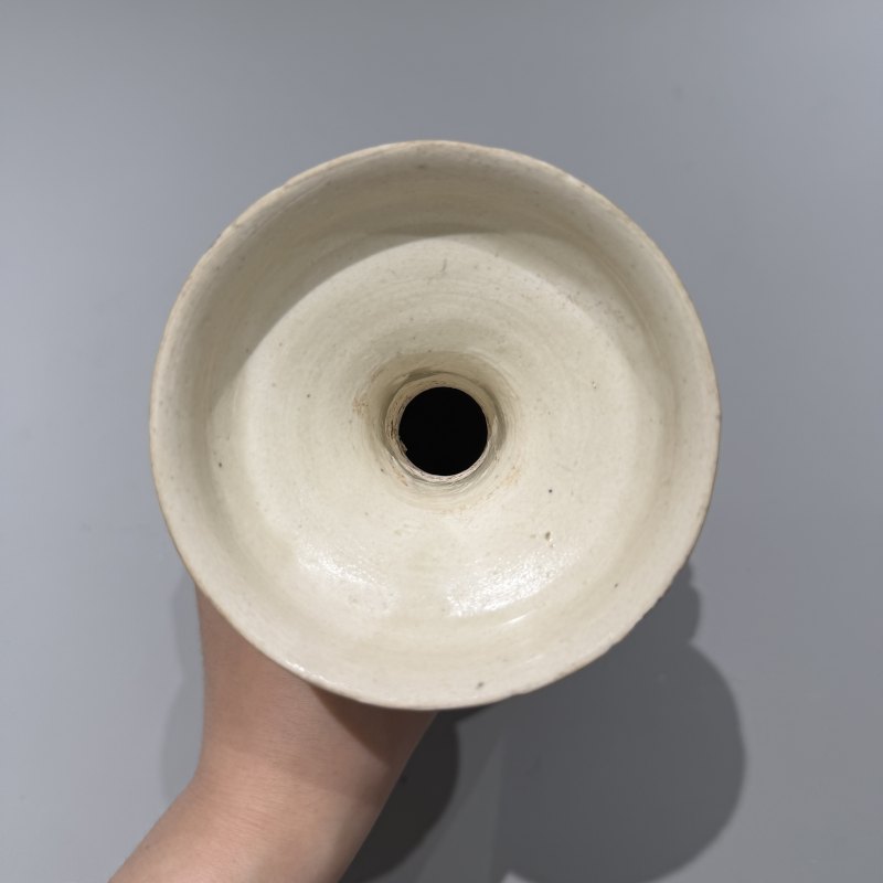 明代 白釉穿带盘口瓶 - 图3
