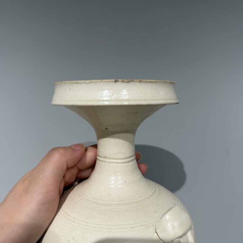 明代 白釉穿带盘口瓶 - 图4