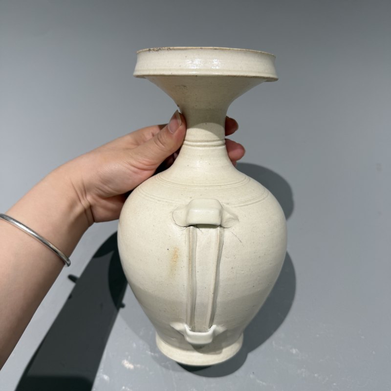 明代 白釉穿带盘口瓶 - 图5
