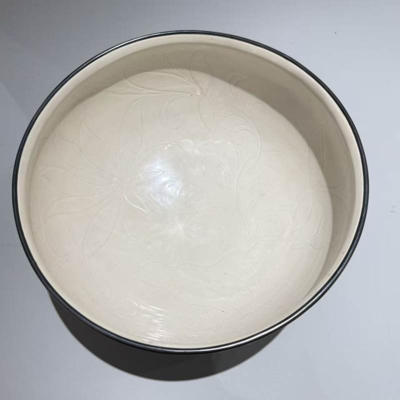 明代 白釉莲纹大钵 - 图5