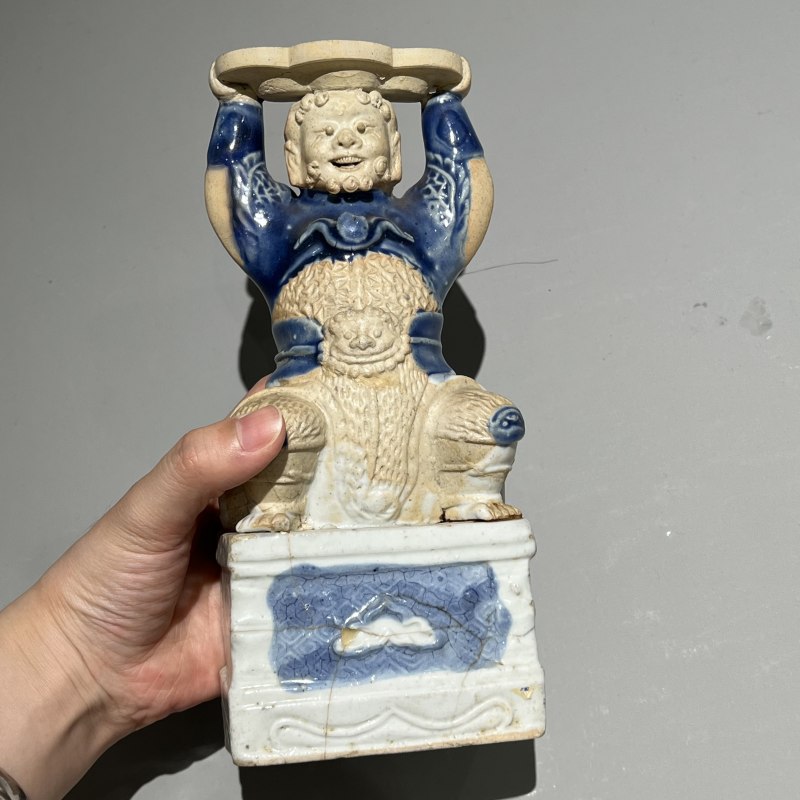 元代 青花露胎人物灯台一对 - 图10