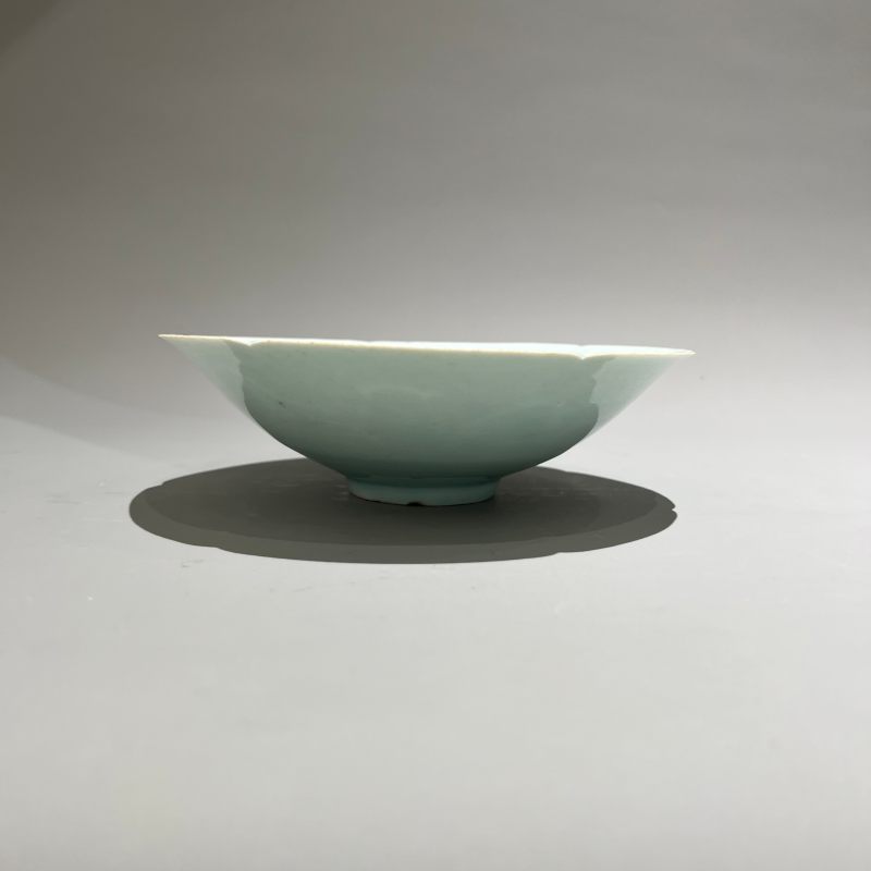 明代 青白釉刻花葵口碗 - 图3