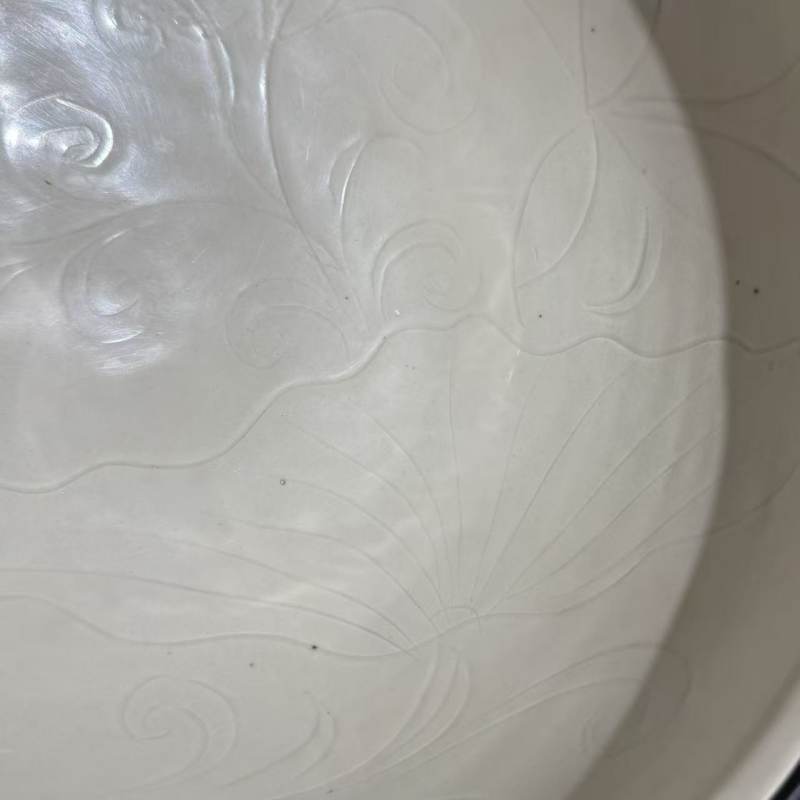 明代 白釉莲纹大钵 - 图6