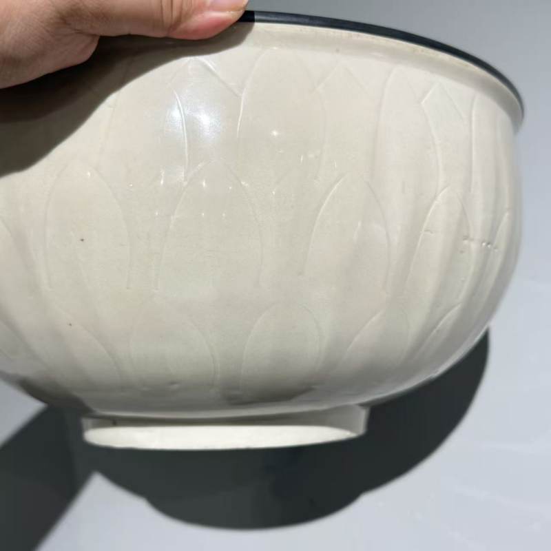 明代 白釉莲纹大钵 - 图7