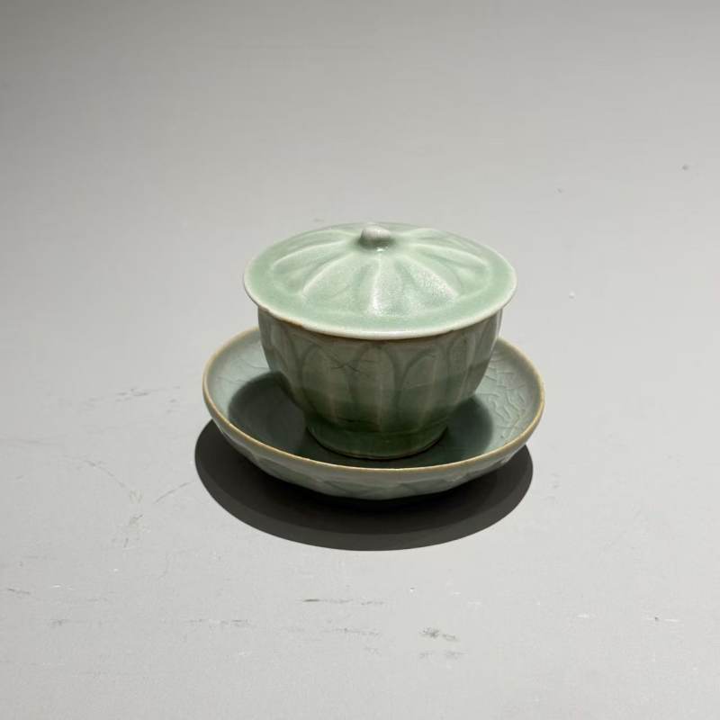 明代 龙泉窑梅子青釉莲瓣纹盖杯、托一套 - 图4