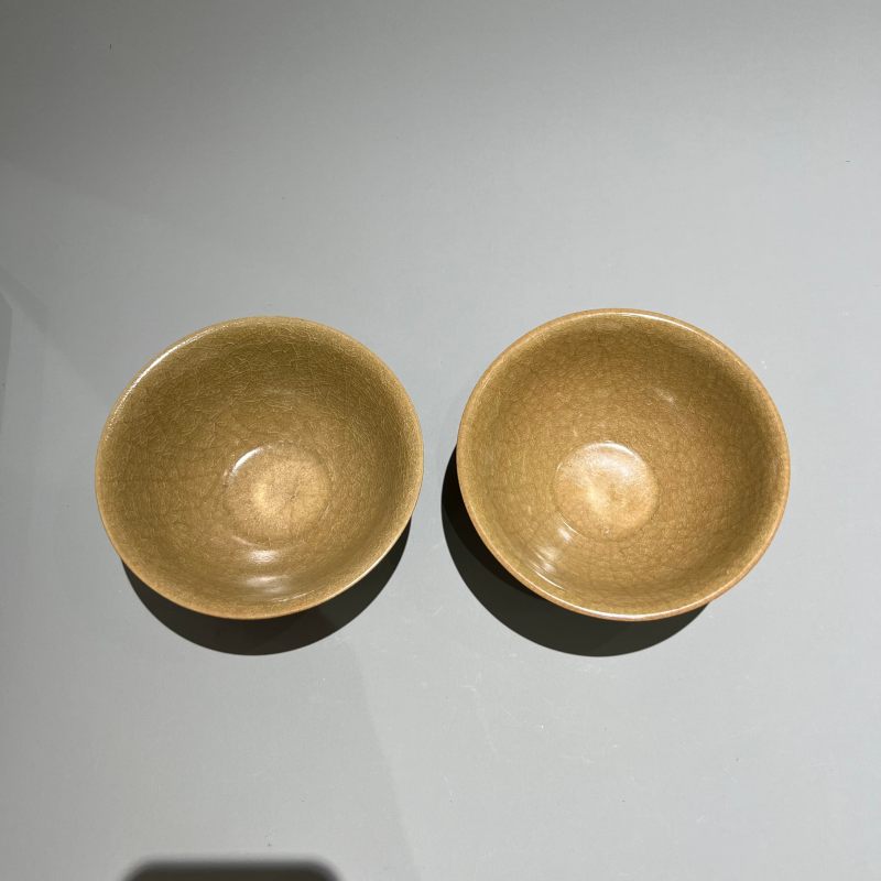 明代 龙泉窑米黄釉莲瓣纹碗一对 - 图5