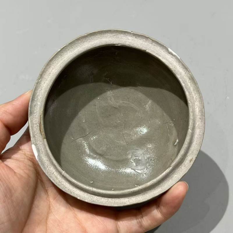 明代 龙泉窑印卷草纹盖盒 - 图3