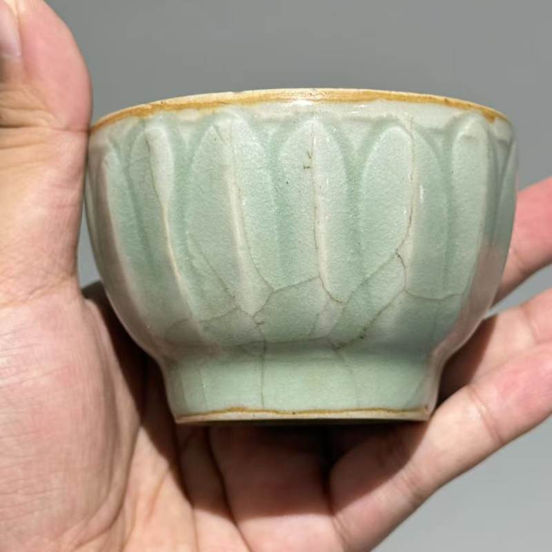 明代 龙泉窑梅子青釉莲瓣纹盖杯、托一套 - 图8