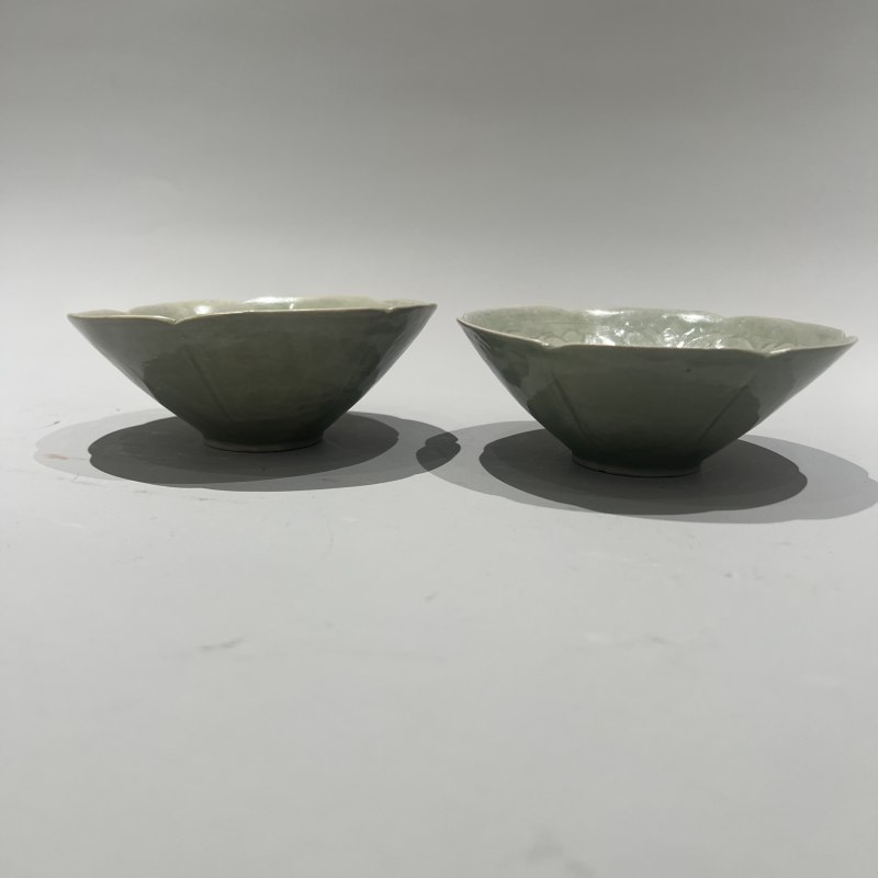 明代 青釉葵口刻花斗笠盏一对 - 图3