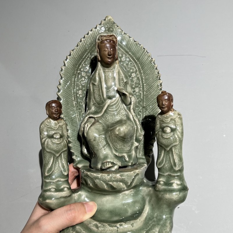 明代 龙泉窑观音坐像带背光胁侍 - 图5
