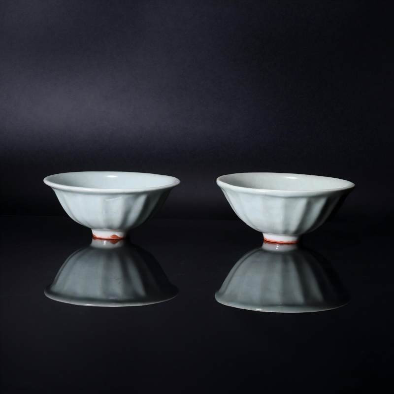 明代 龙泉窑粉青釉茶盏一对 - 图1