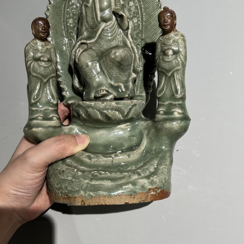 明代 龙泉窑观音坐像带背光胁侍 - 图6