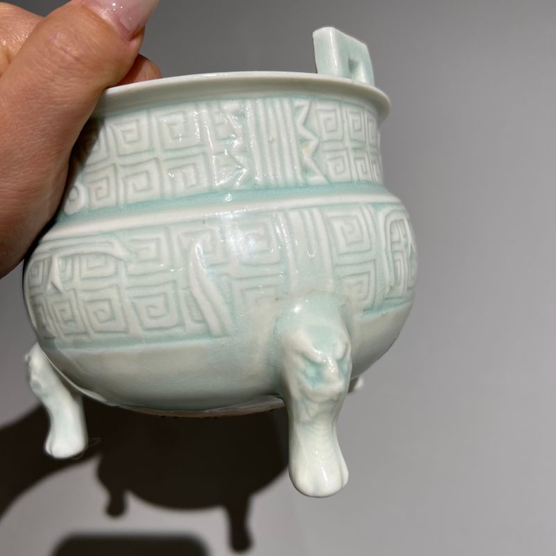 明代 青白釉仿古纹兽足鼎式炉 - 图6