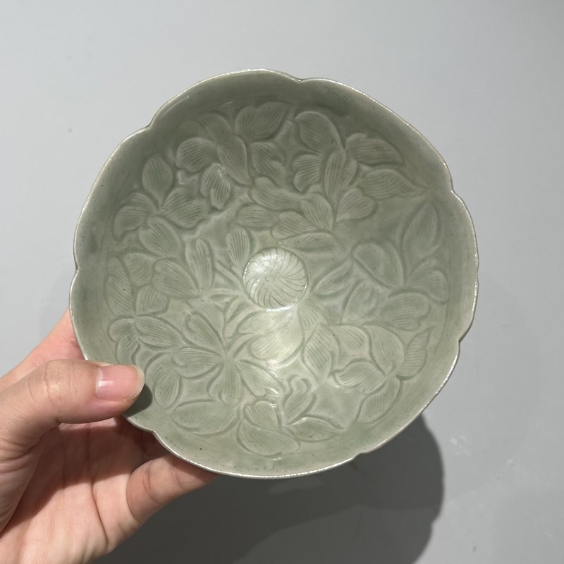 明代 青釉葵口刻花斗笠盏一对 - 图5