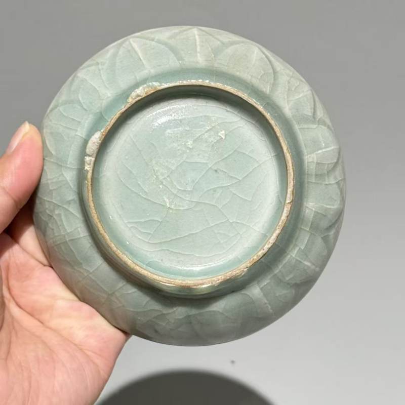 明代 龙泉窑梅子青釉莲瓣纹盖杯、托一套 - 图12