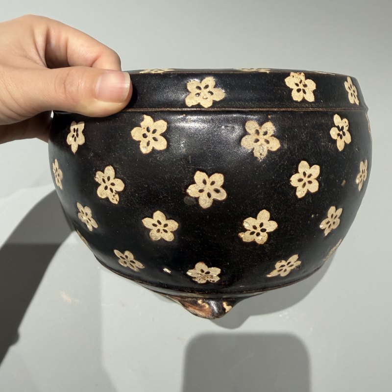 明代 吉州黑釉梅花纹三足炉 - 图2