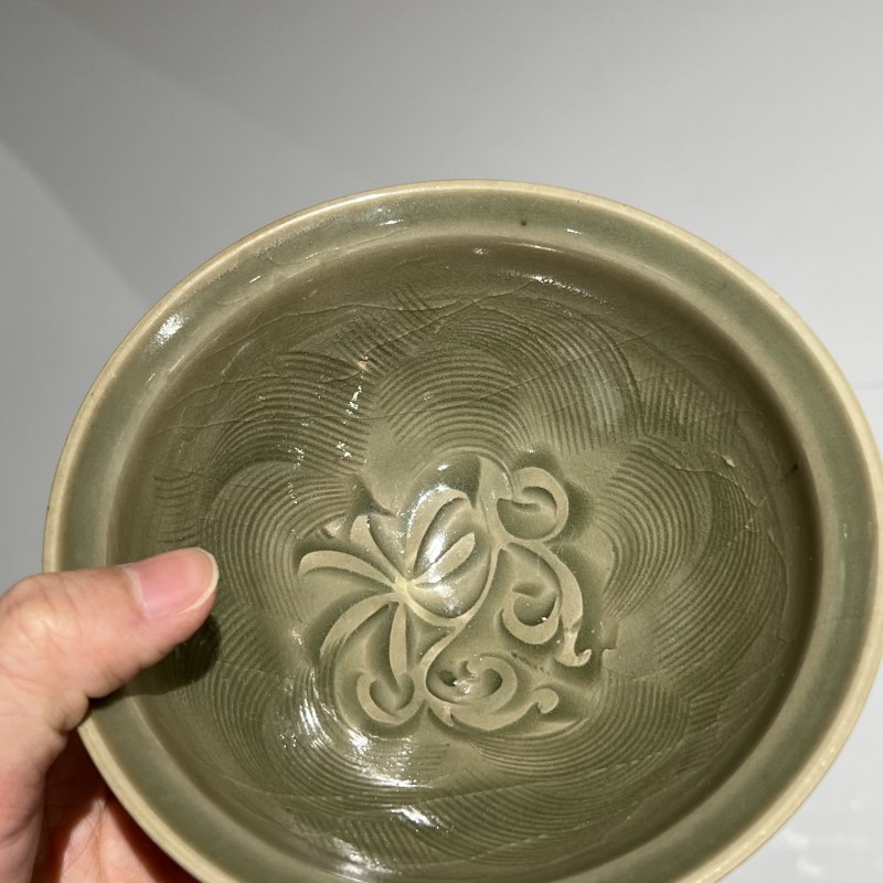 明代 青釉落花流水折沿盏 - 图9