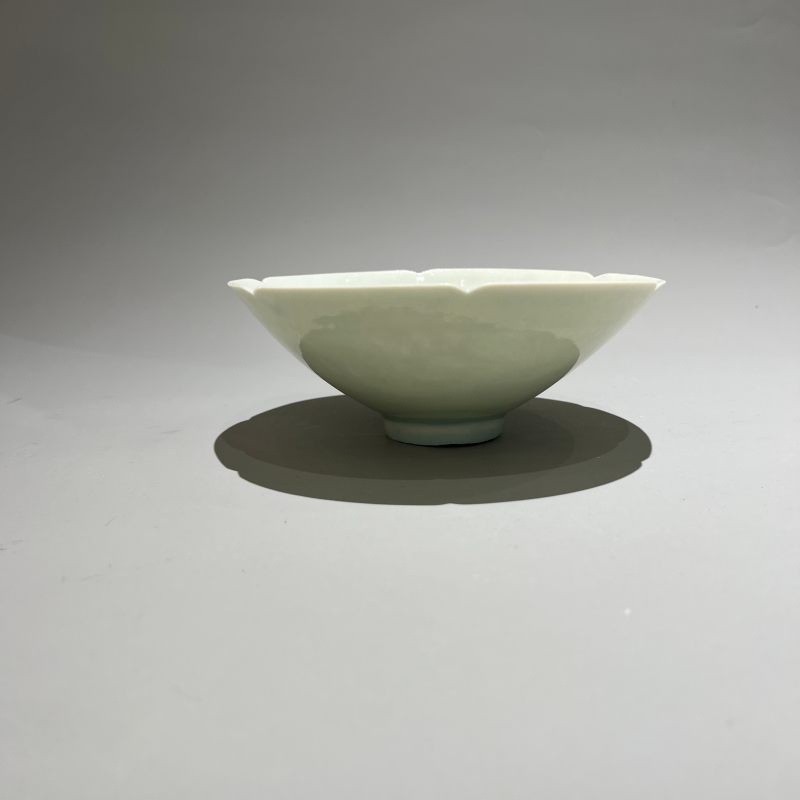 明代 青白釉荷塘莲荷纹花口碗 - 图3