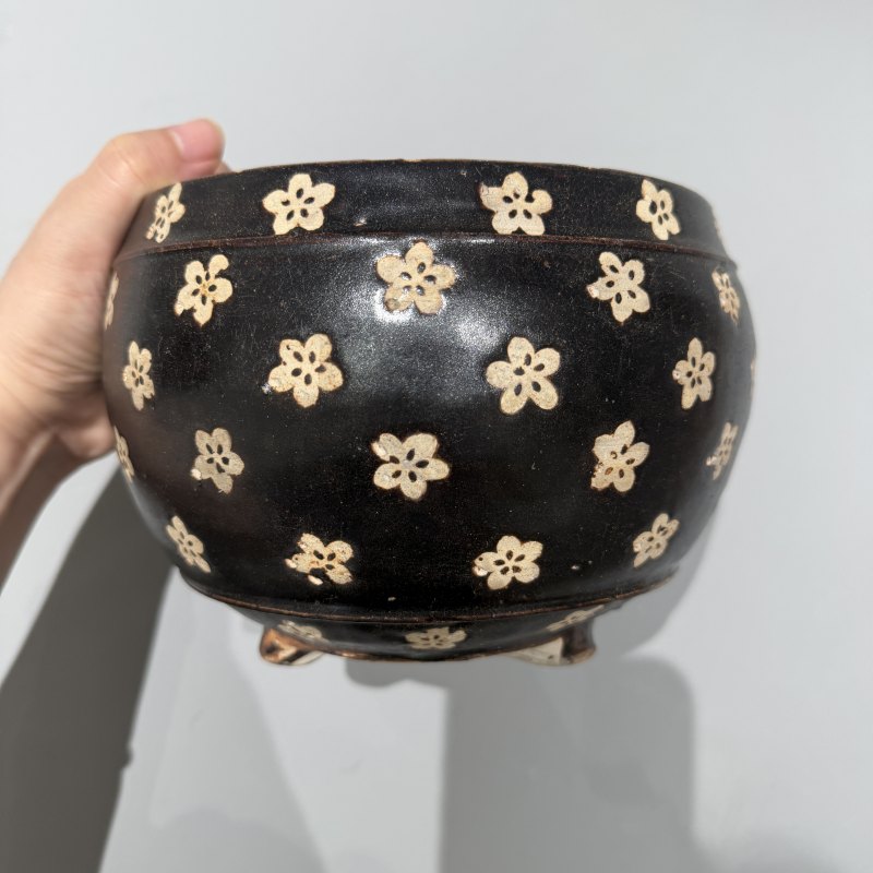 明代 吉州黑釉梅花纹三足炉 - 图3