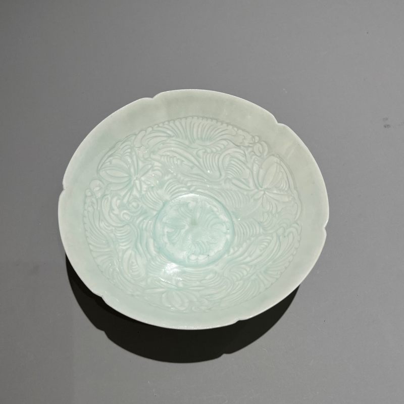 明代 青白釉荷塘莲荷纹花口碗 - 图4