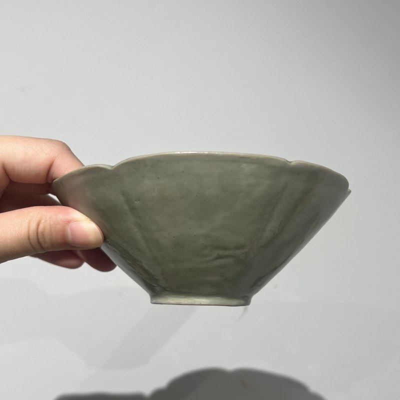 明代 青釉葵口刻花斗笠盏一对 - 图7