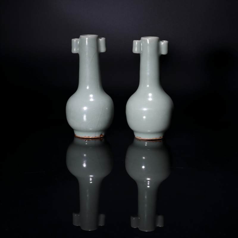 明代 龙泉窑粉青釉贯耳瓶一对 - 图1