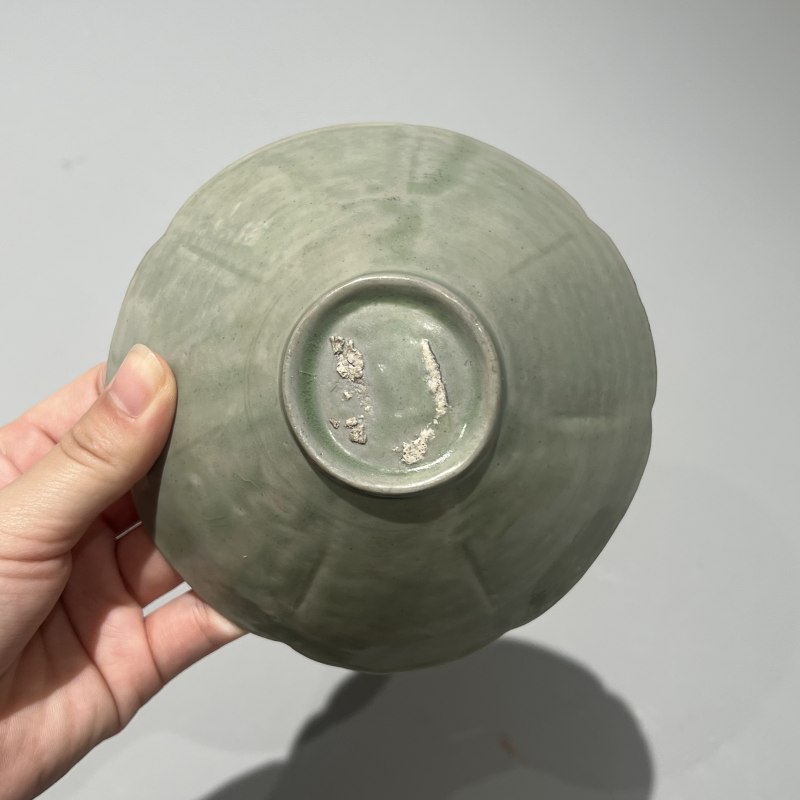 明代 青釉葵口刻花斗笠盏一对 - 图8