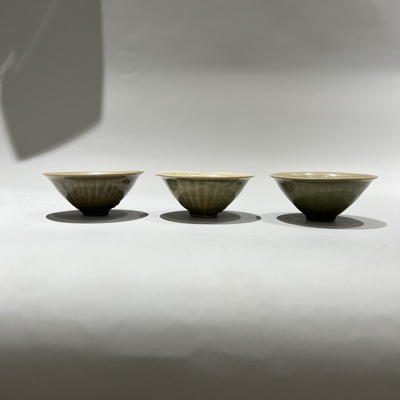 明代 青釉团菊纹盏三个一组 - 图5