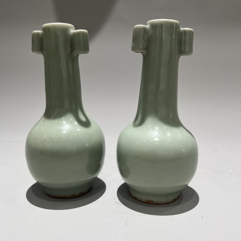明代 龙泉窑粉青釉贯耳瓶一对 - 图3