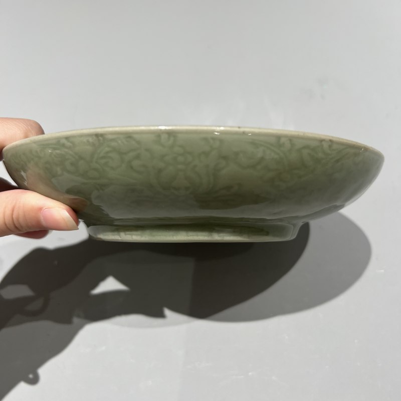明永宣 龙泉青釉暗刻缠枝莲宝相花大盘 - 图2