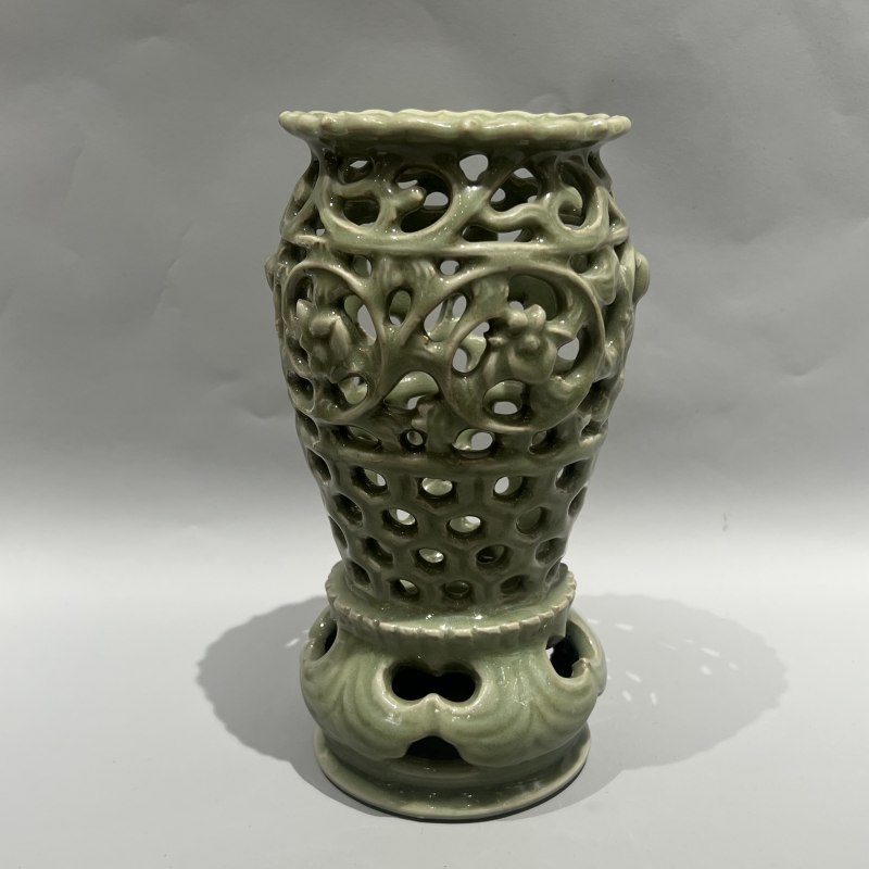 明代 龙泉窑青釉镂空婴戏纹花插 - 图3
