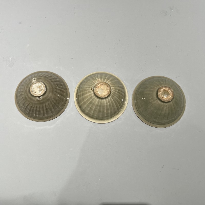 明代 青釉团菊纹盏三个一组 - 图7