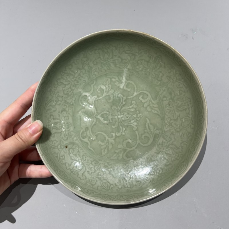 明永宣 龙泉青釉暗刻缠枝莲宝相花大盘 - 图3