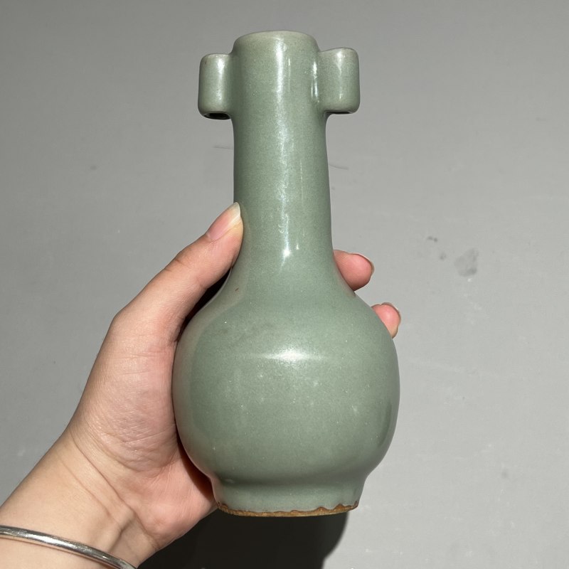 明代 龙泉窑粉青釉贯耳瓶一对 - 图5