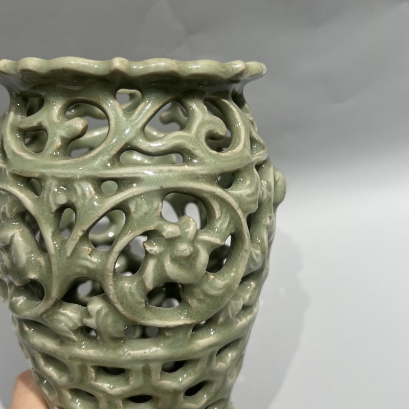 明代 龙泉窑青釉镂空婴戏纹花插 - 图5