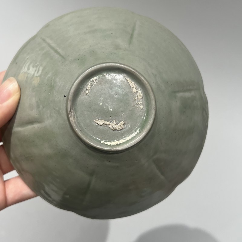 明代 青釉葵口刻花斗笠盏一对 - 图12