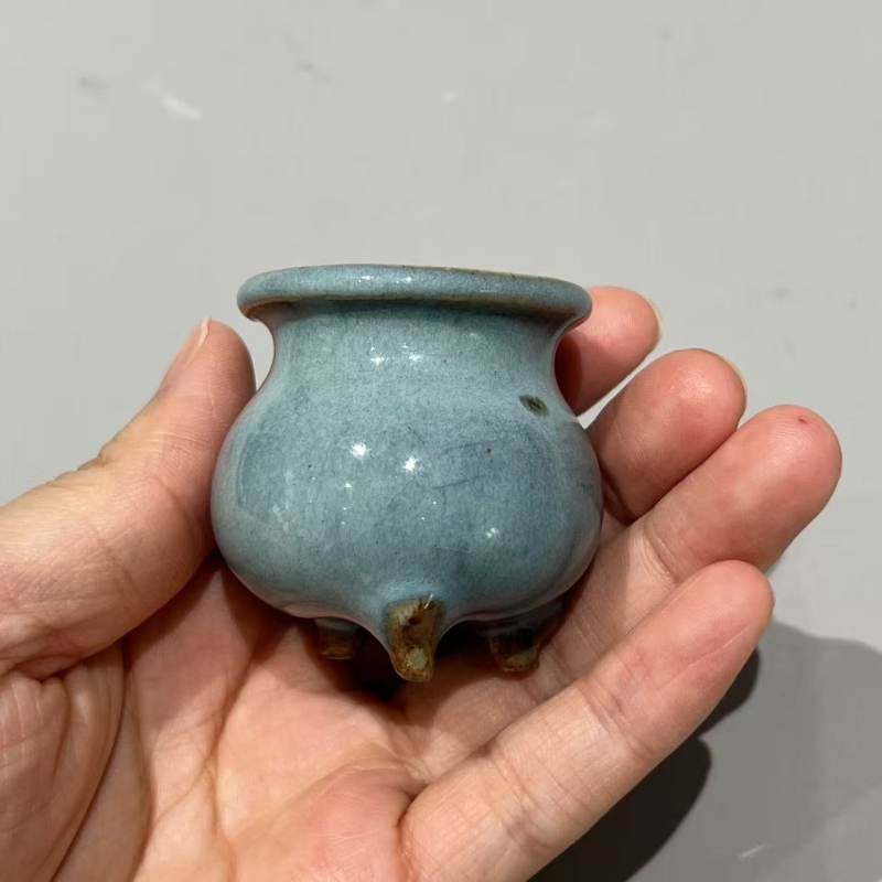 明代 钧窑天蓝釉小琴炉 - 图2