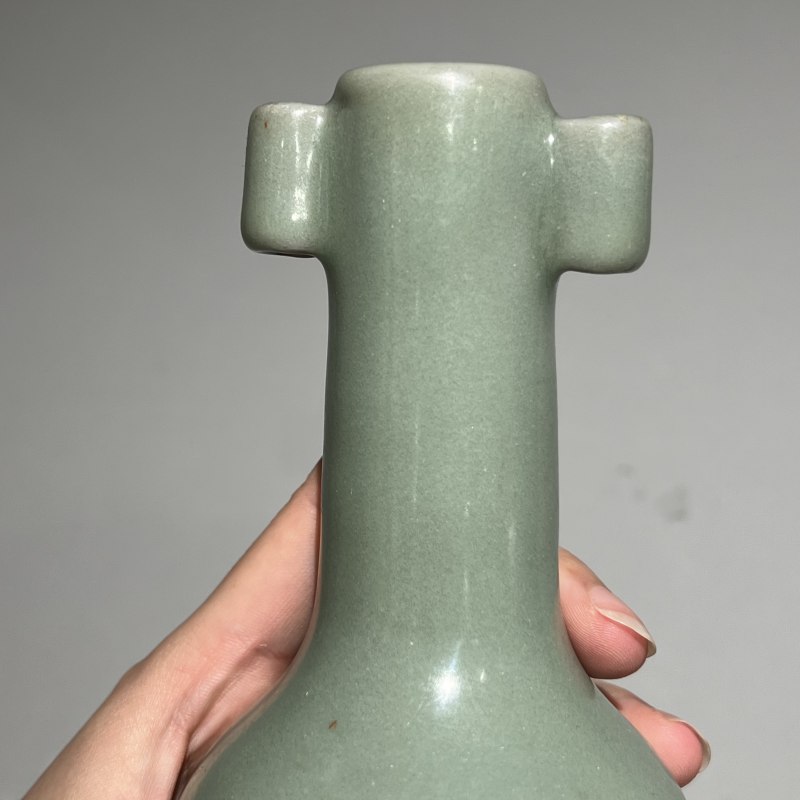 明代 龙泉窑粉青釉贯耳瓶一对 - 图6