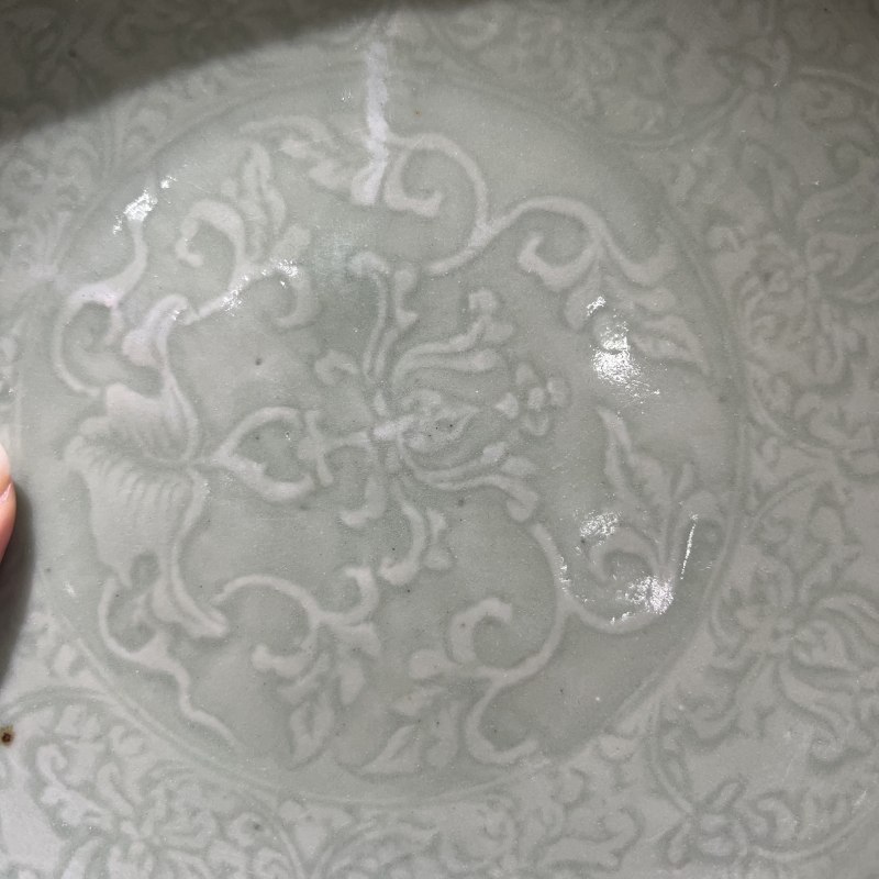 明永宣 龙泉青釉暗刻缠枝莲宝相花大盘 - 图5