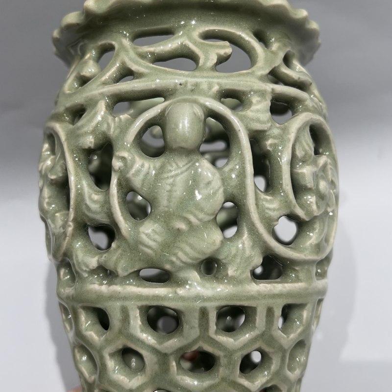 明代 龙泉窑青釉镂空婴戏纹花插 - 图6