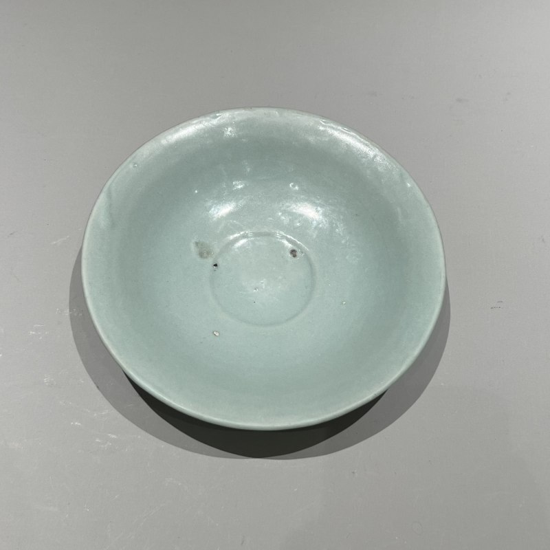 明代 龙泉窑粉青釉黑胎盘 - 图4