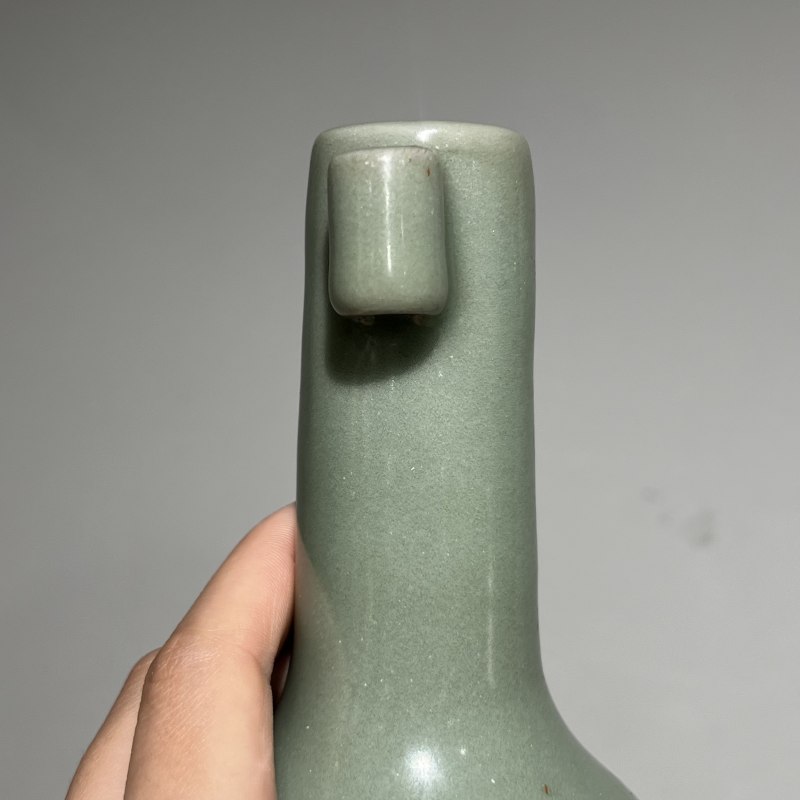 明代 龙泉窑粉青釉贯耳瓶一对 - 图7