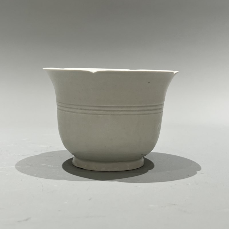 明代 白釉弦纹花口杯 - 图2