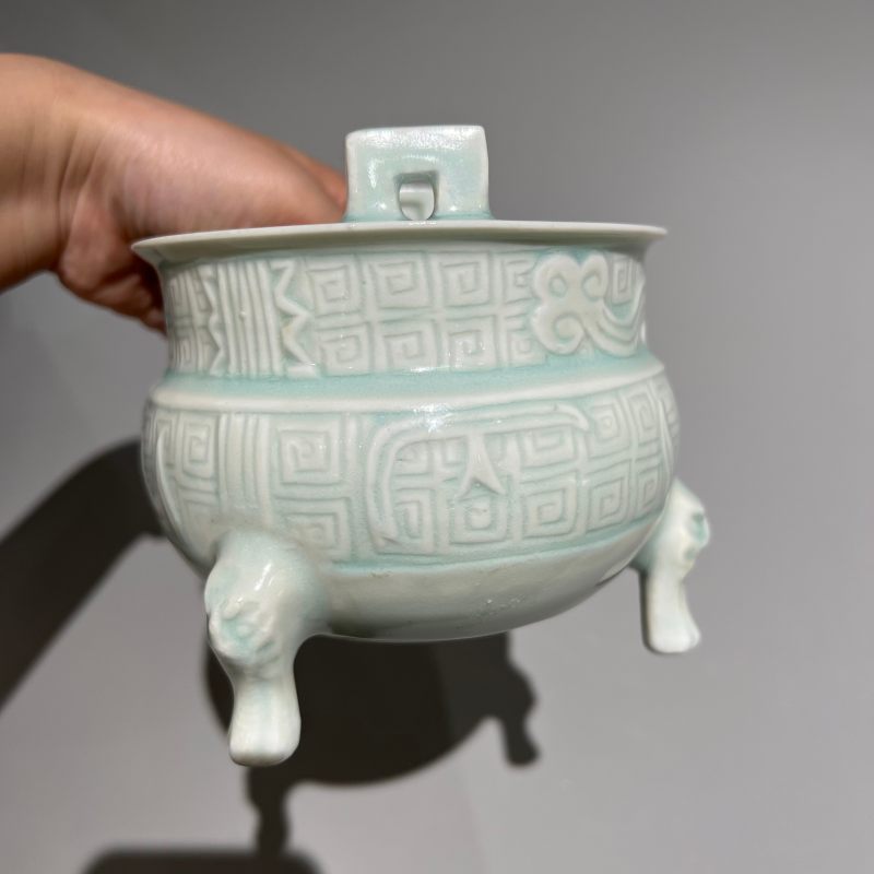 明代 青白釉仿古纹兽足鼎式炉 - 图7