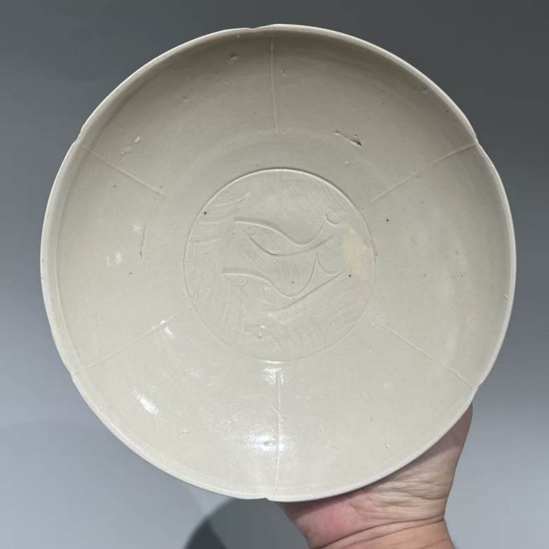 明代 白釉双鱼盘一对 - 图9