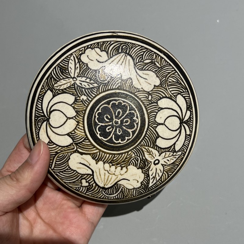明代 磁州窑彩绘莲花纹盒 - 图5