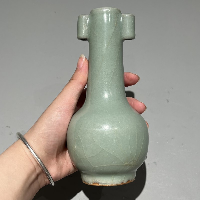 明代 龙泉窑粉青釉贯耳瓶一对 - 图10