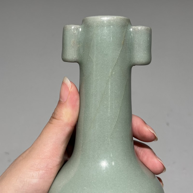 明代 龙泉窑粉青釉贯耳瓶一对 - 图11